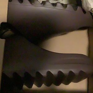 Yeezy Slides (brand new/never worn)comes with box